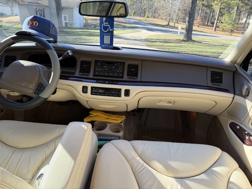 1997 Lincoln Town Car - Image 6 of 10