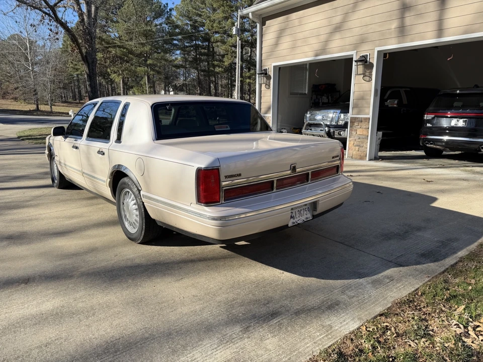 1997 Lincoln Town Car - Image 2 of 10