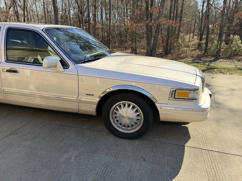 1997 Lincoln Town Car - Image 3 of 10