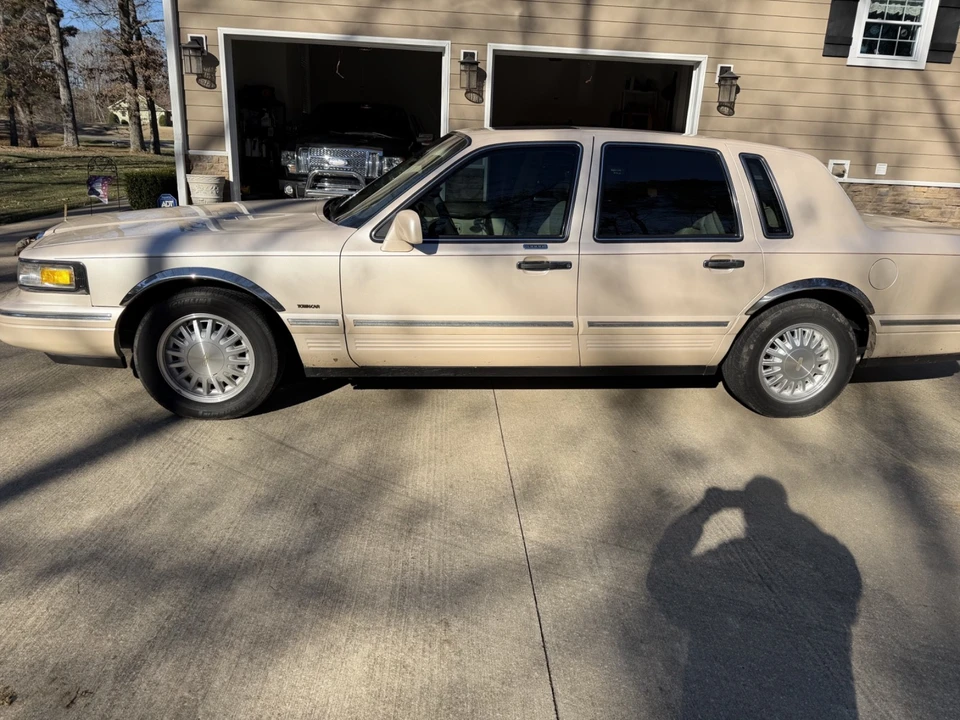 1997 Lincoln Town Car - Image 4 of 10