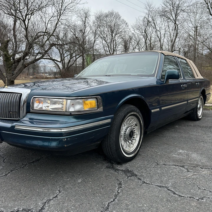 1997 Lincoln Town Car - Image 10 of 21