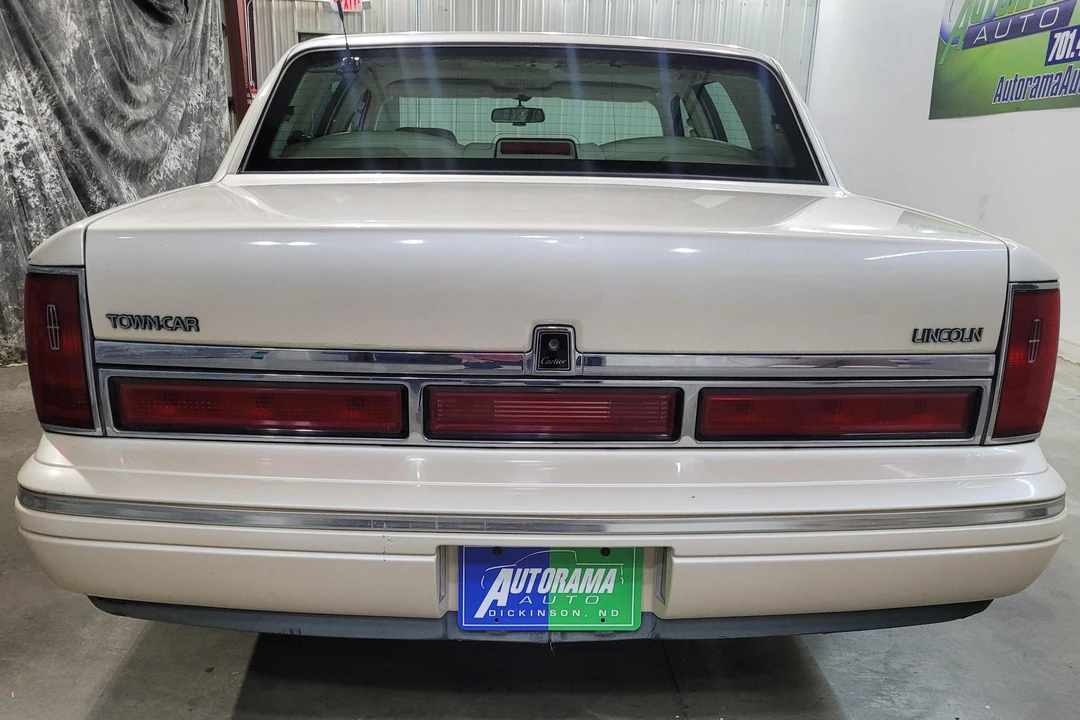 1997 Lincoln Town Car - Image 5 of 31