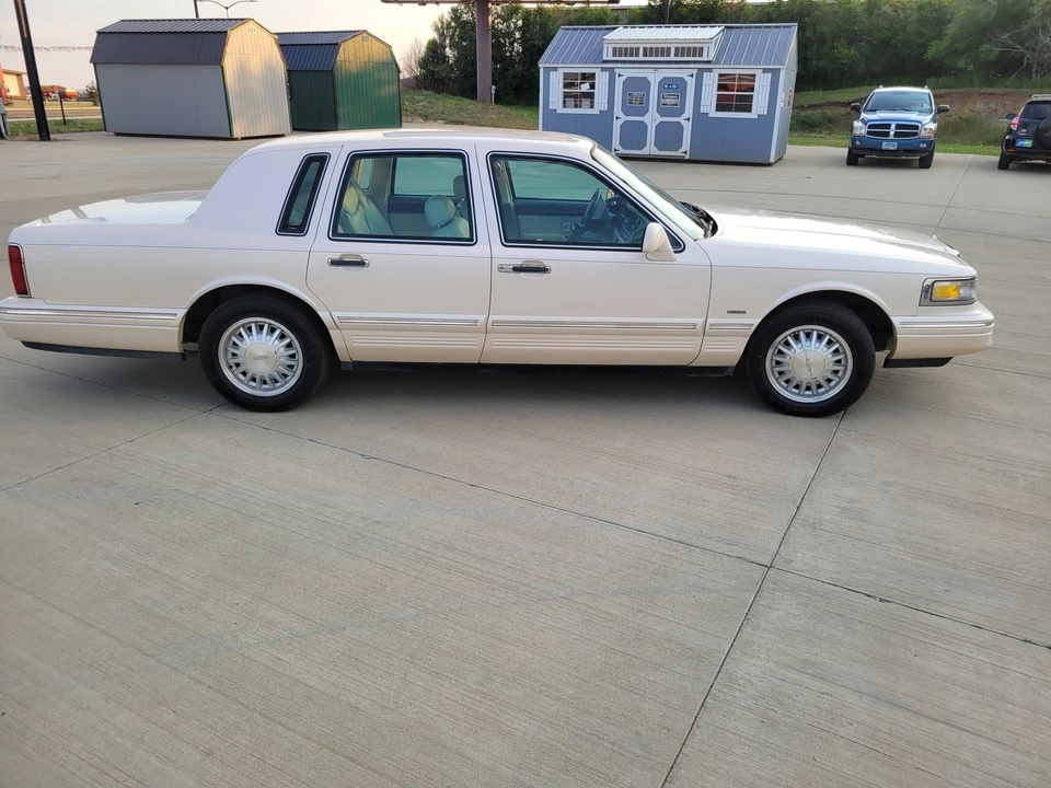 1997 Lincoln Town Car - Image 18 of 31