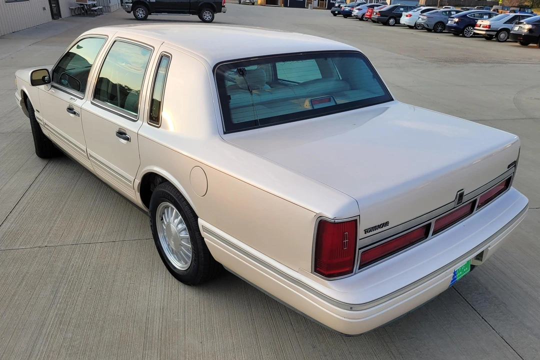 1997 Lincoln Town Car - Image 4 of 31