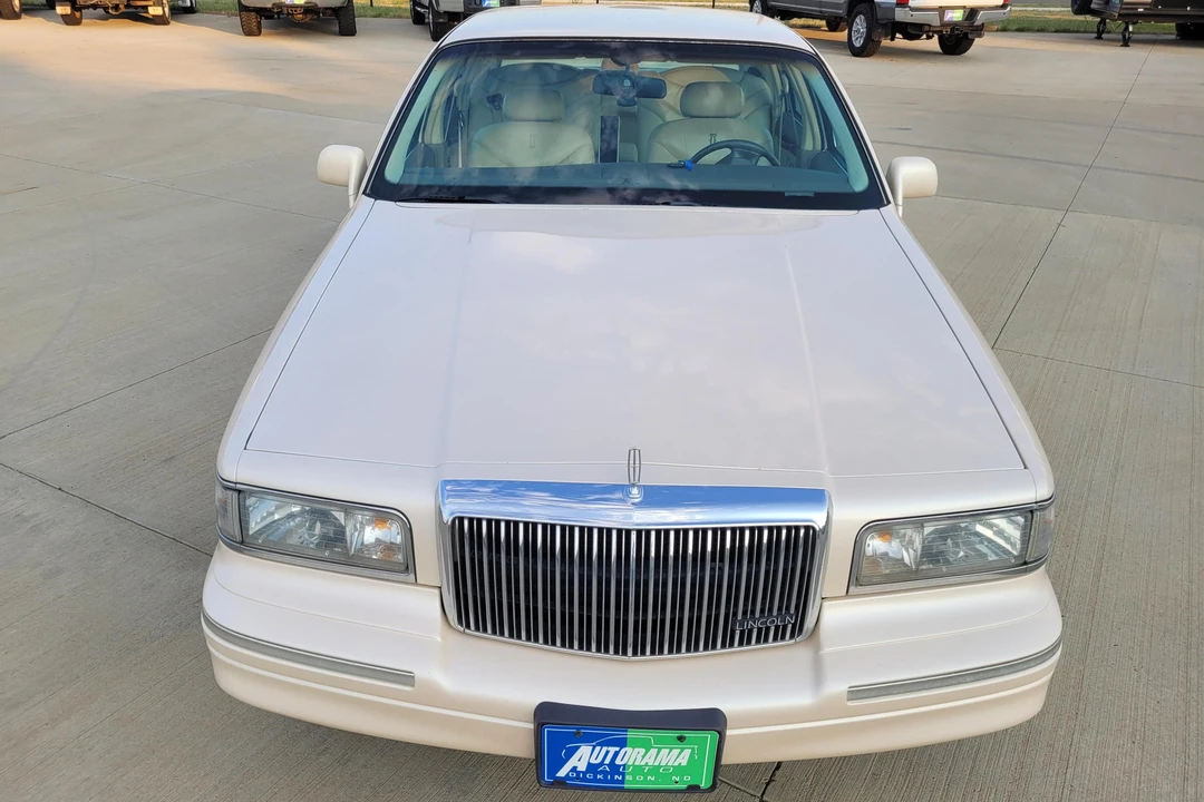 1997 Lincoln Town Car - Image 2 of 31