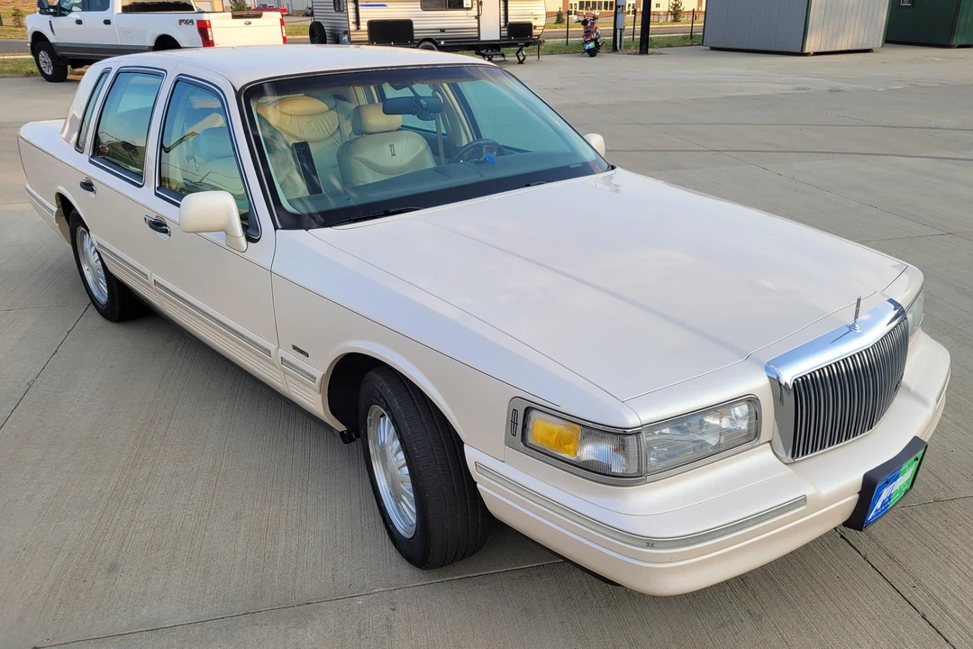 1997 Lincoln Town Car - Image 3 of 31