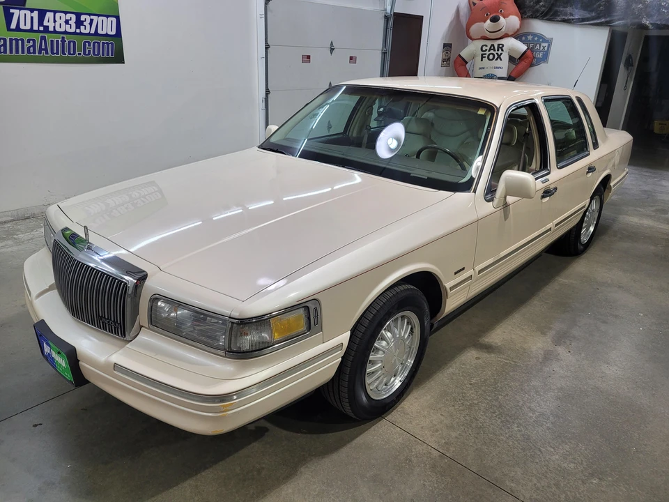 1997 Lincoln Town Car - Image 10 of 31