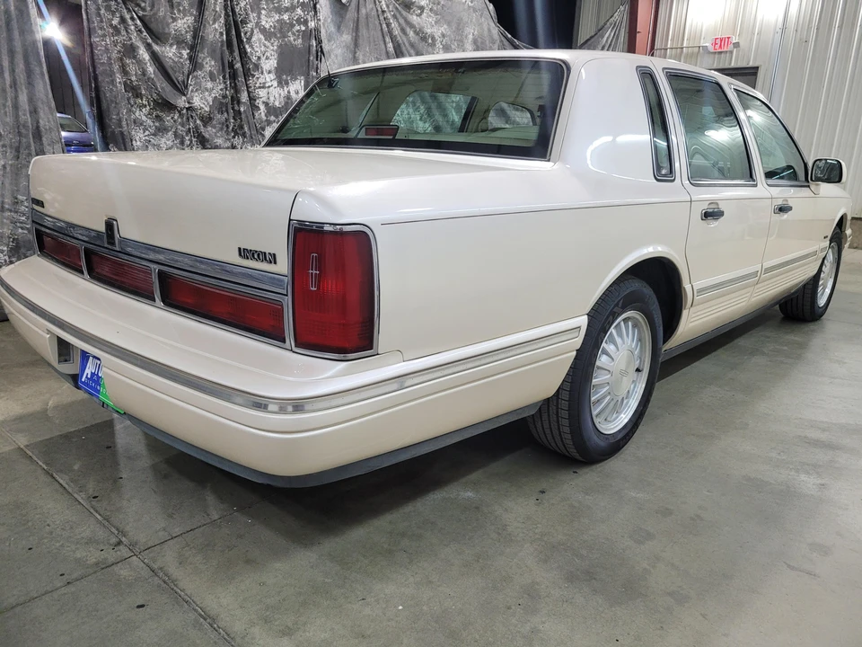 1997 Lincoln Town Car - Image 17 of 31