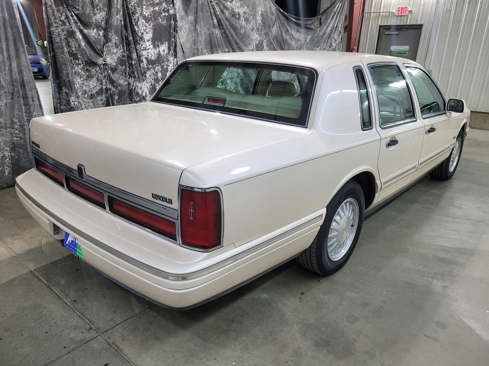 1997 Lincoln Town Car - Image 16 of 31