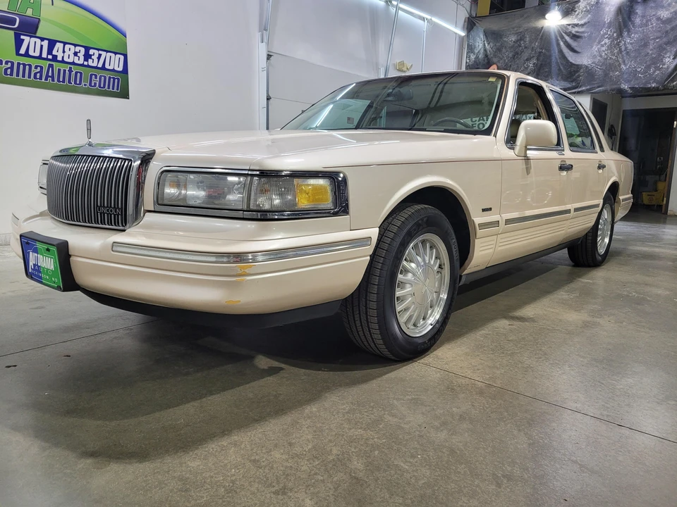 1997 Lincoln Town Car - Image 8 of 31