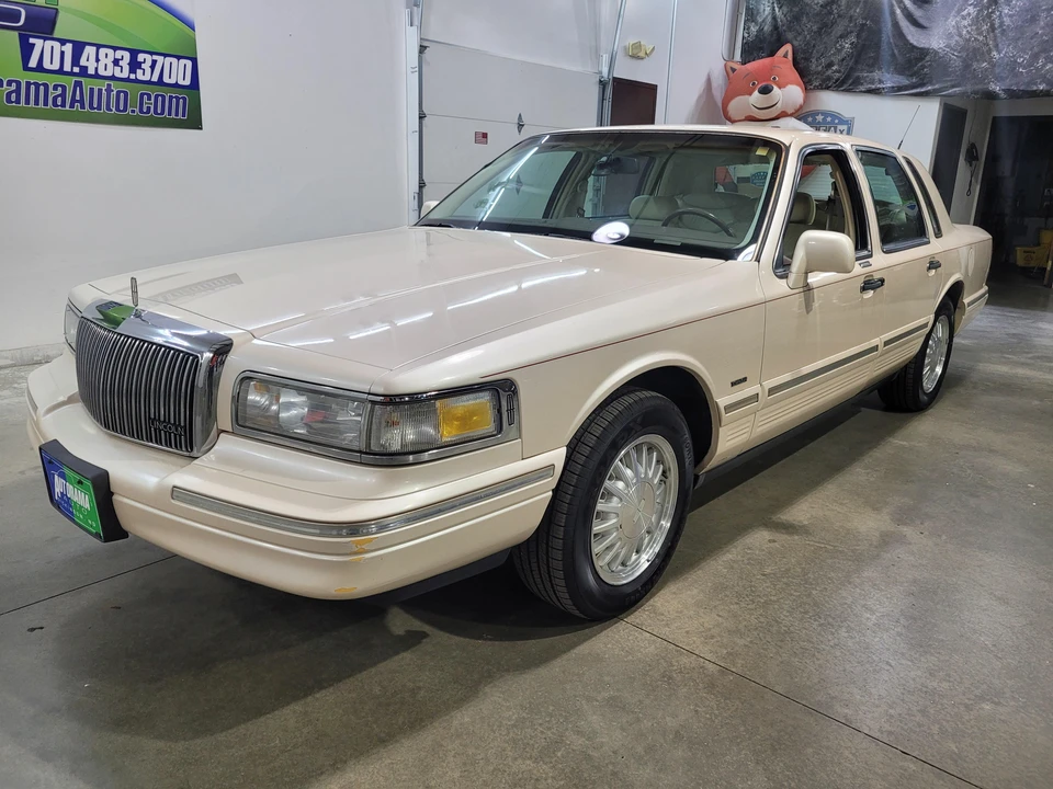 1997 Lincoln Town Car - Image 9 of 31