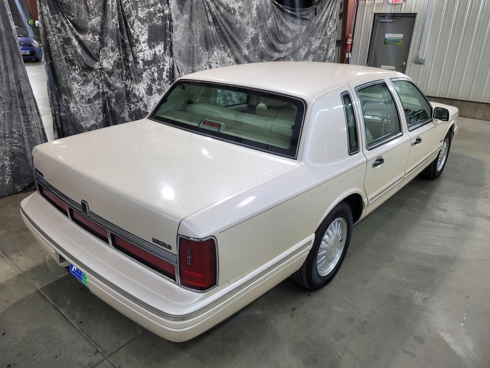 1997 Lincoln Town Car - Image 15 of 31