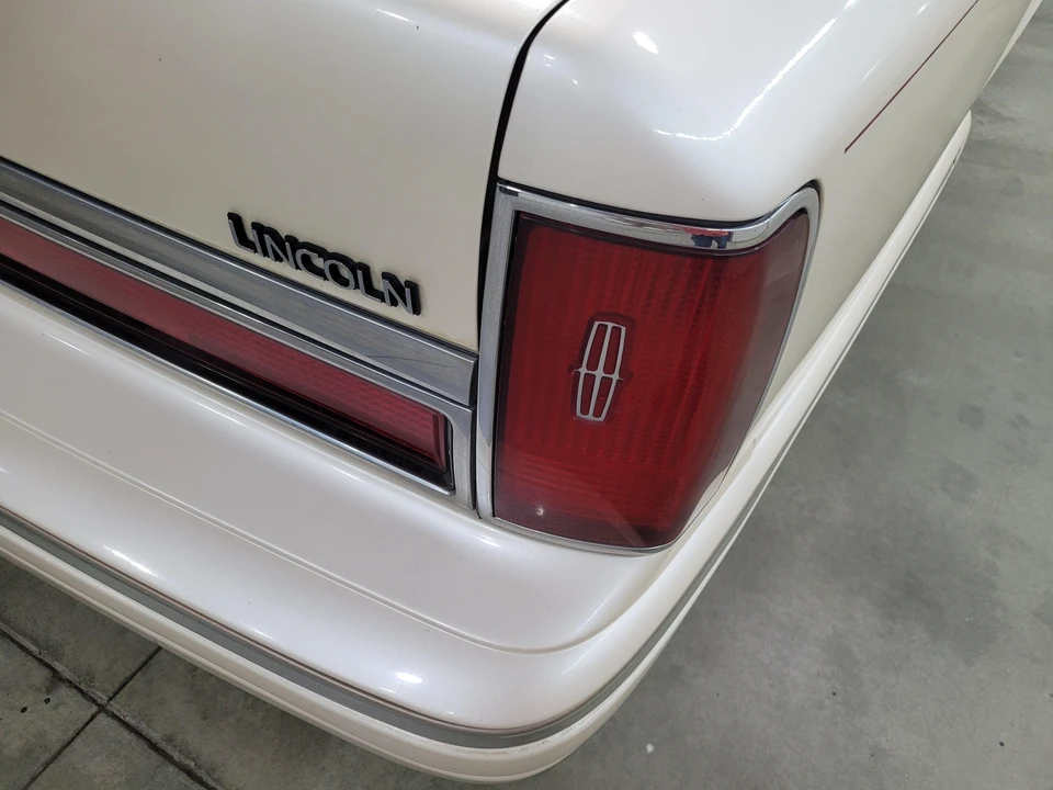 1997 Lincoln Town Car - Image 27 of 31