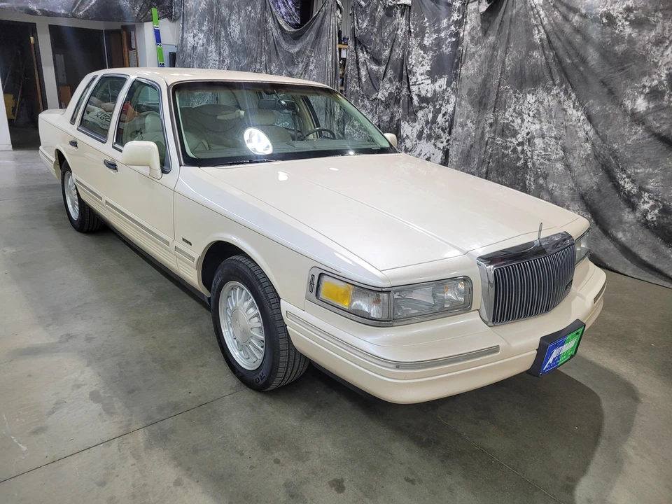 1997 Lincoln Town Car - Image 19 of 31