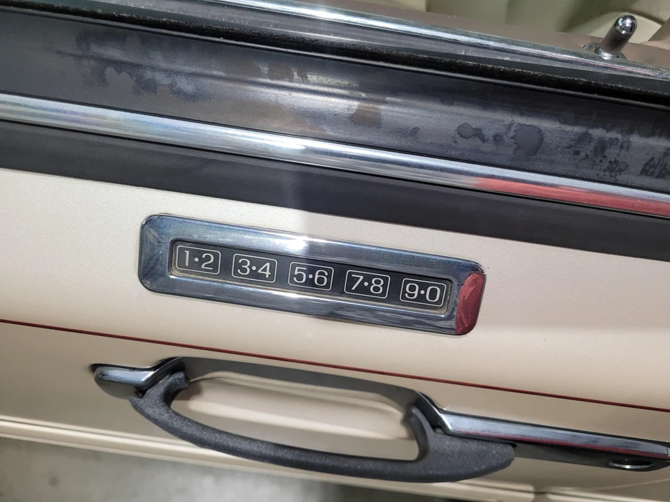 1997 Lincoln Town Car - Image 24 of 31
