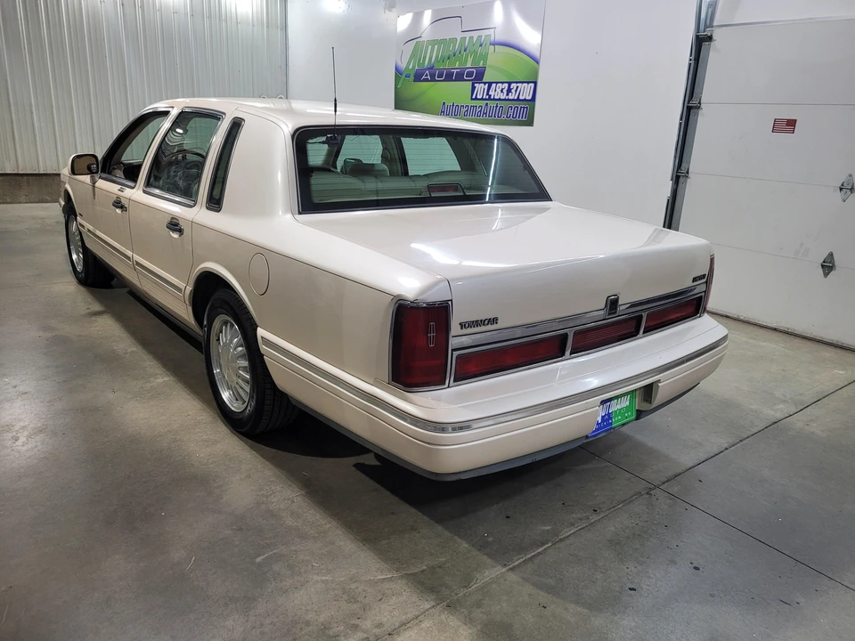 1997 Lincoln Town Car - Image 12 of 31