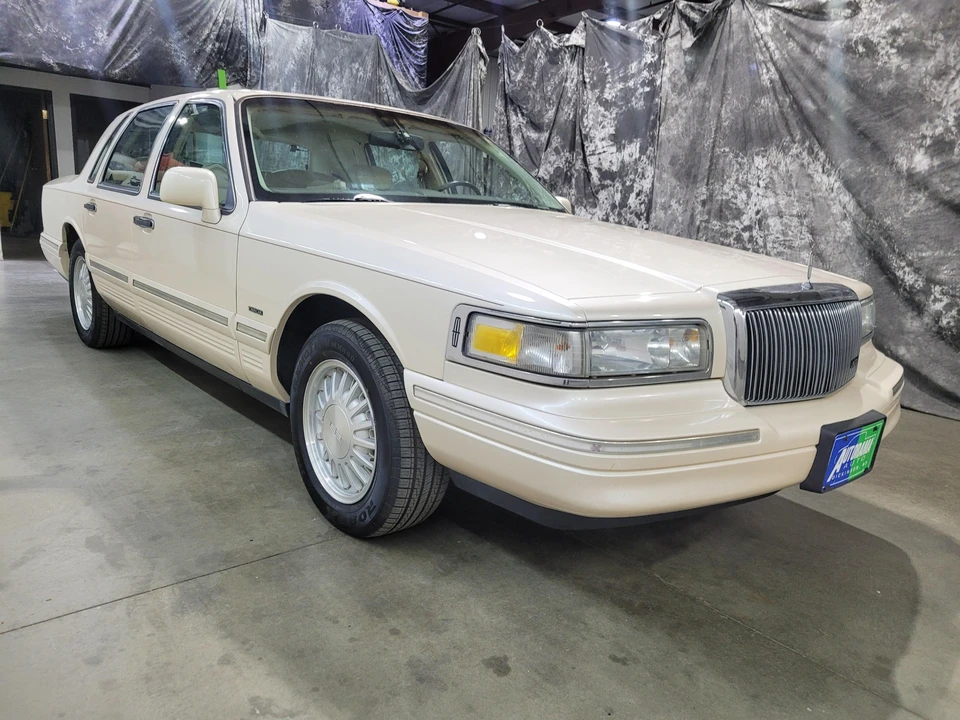 1997 Lincoln Town Car - Image 20 of 31