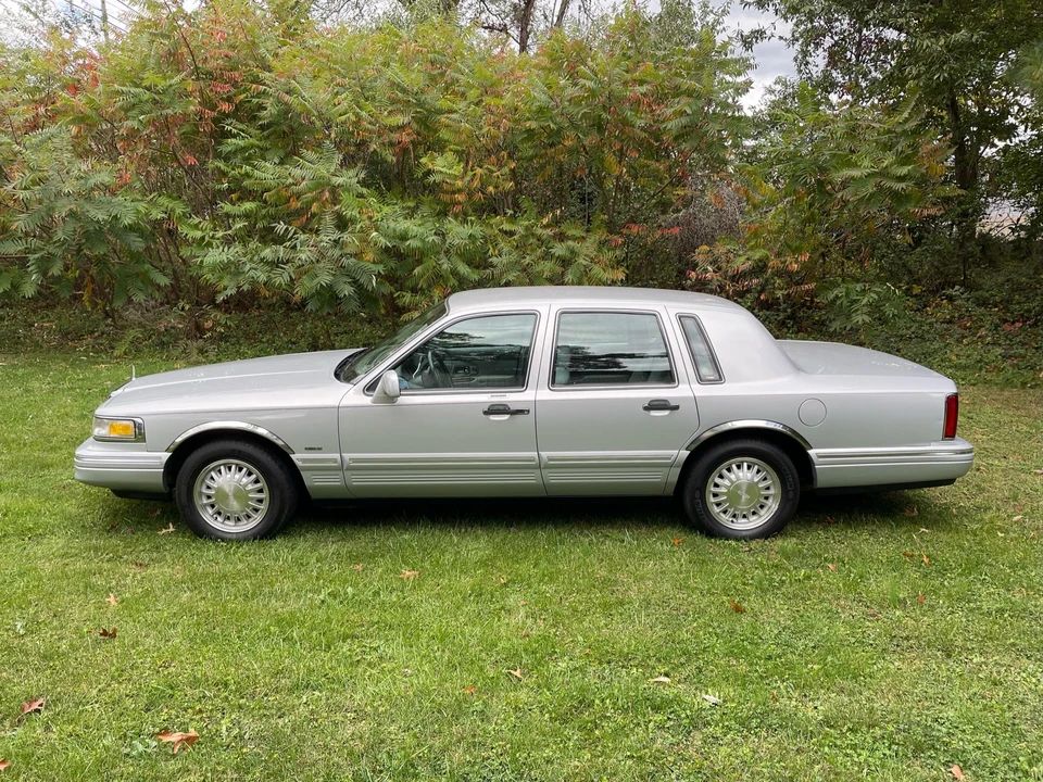 1997 Lincoln Town Car - Image 9 of 31