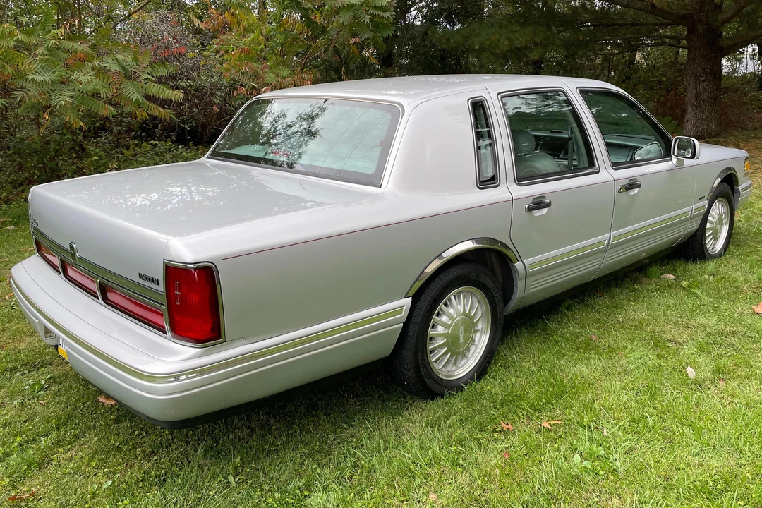1997 Lincoln Town Car - Image 4 of 31