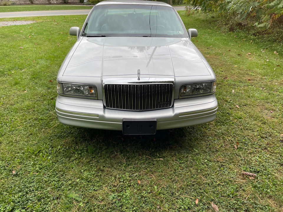 1997 Lincoln Town Car - Image 6 of 31