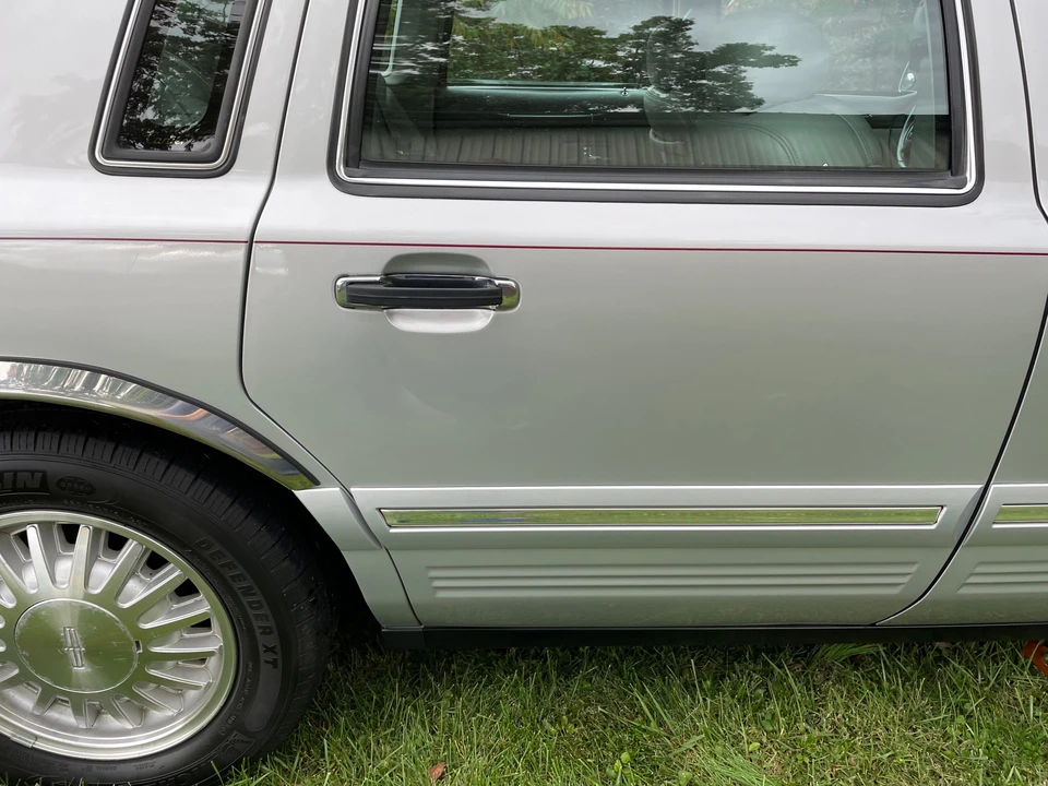 1997 Lincoln Town Car - Image 27 of 31