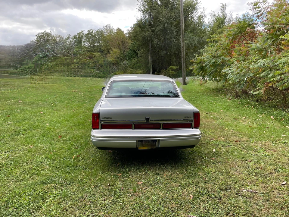 1997 Lincoln Town Car - Image 11 of 31