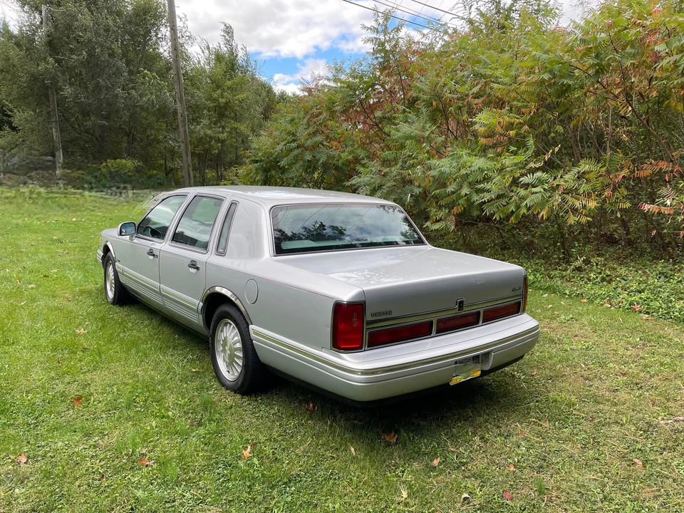 1997 Lincoln Town Car - Image 10 of 31