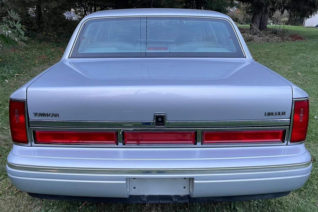 1997 Lincoln Town Car - Image 5 of 31