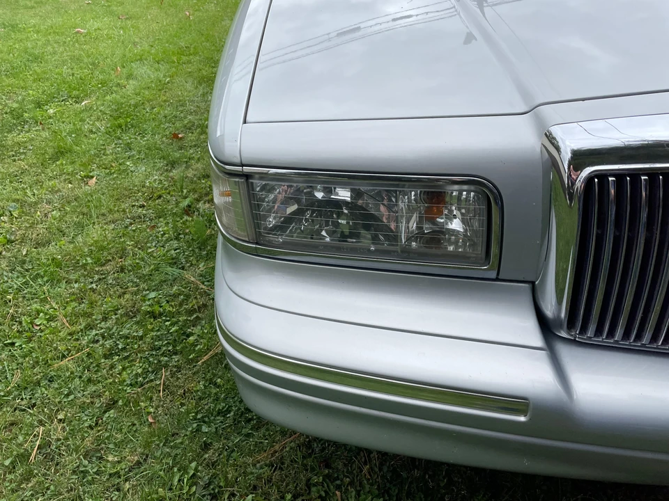 1997 Lincoln Town Car - Image 19 of 31