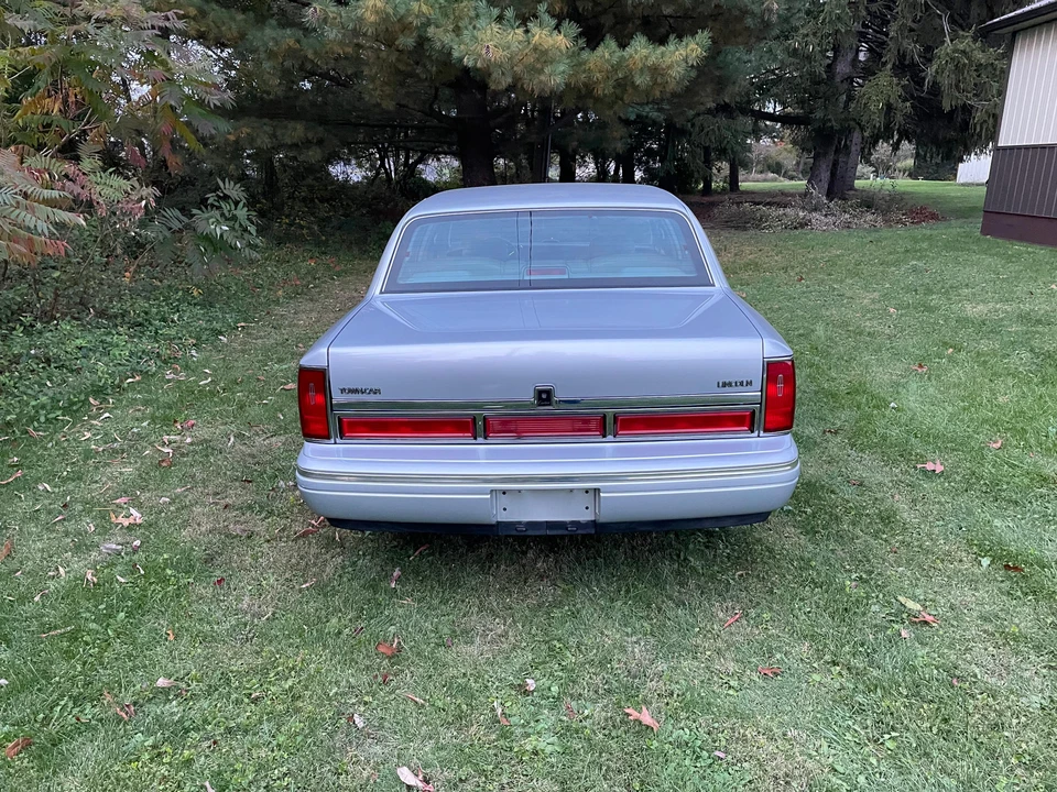 1997 Lincoln Town Car - Image 12 of 31