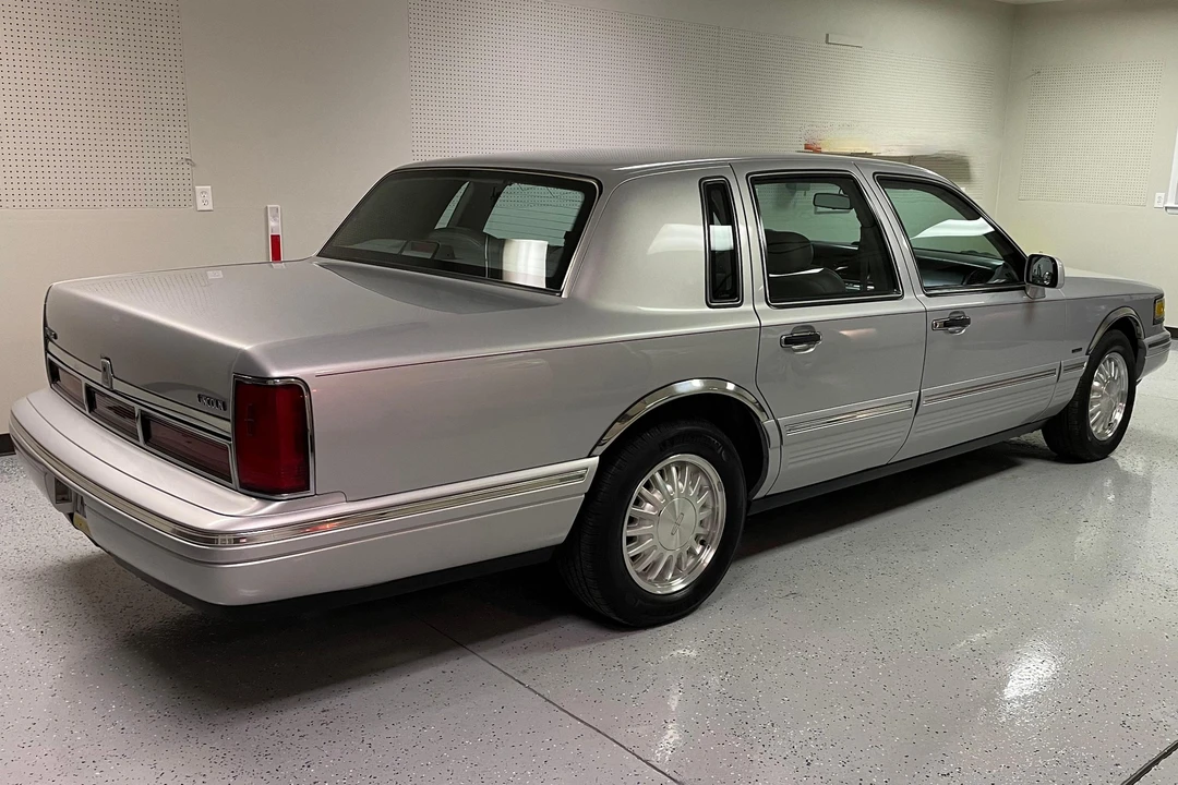 1997 Lincoln Town Car - Image 14 of 31