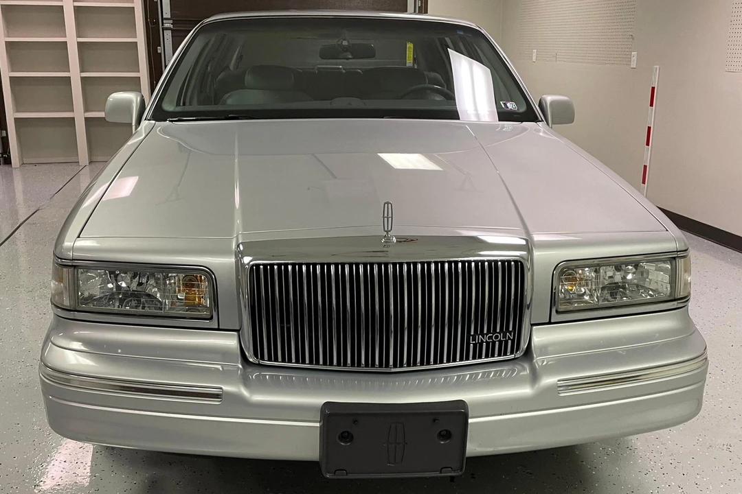 1997 Lincoln Town Car - Image 2 of 31
