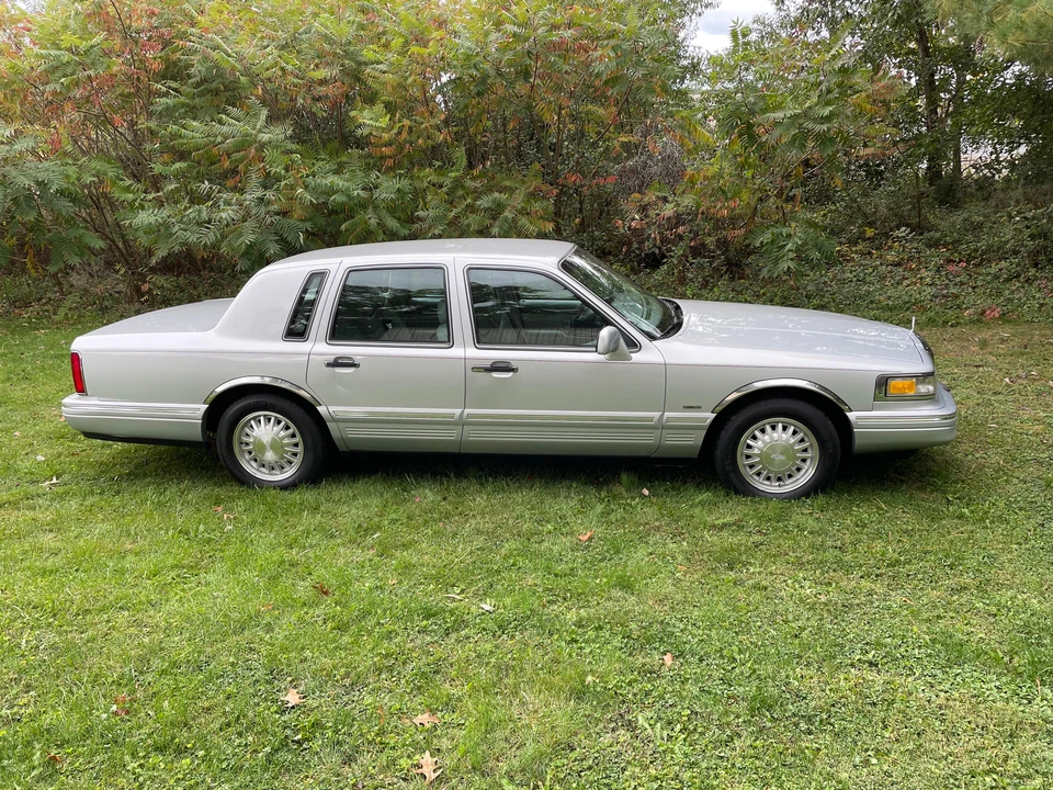 1997 Lincoln Town Car - Image 16 of 31