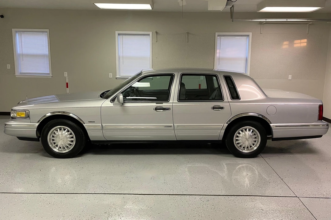 1997 Lincoln Town Car - Image 3 of 31