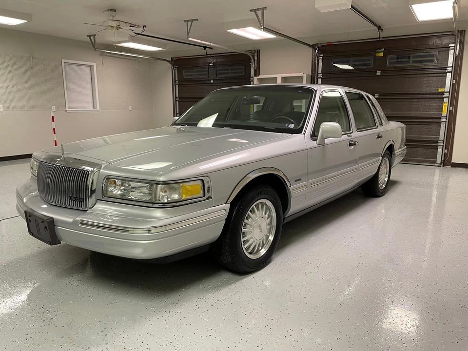 1997 Lincoln Town Car - Image 8 of 31