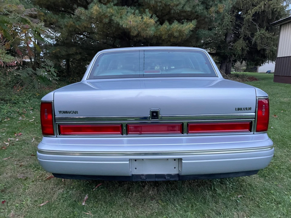 1997 Lincoln Town Car - Image 13 of 31