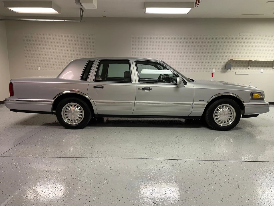 1997 Lincoln Town Car - Image 15 of 31