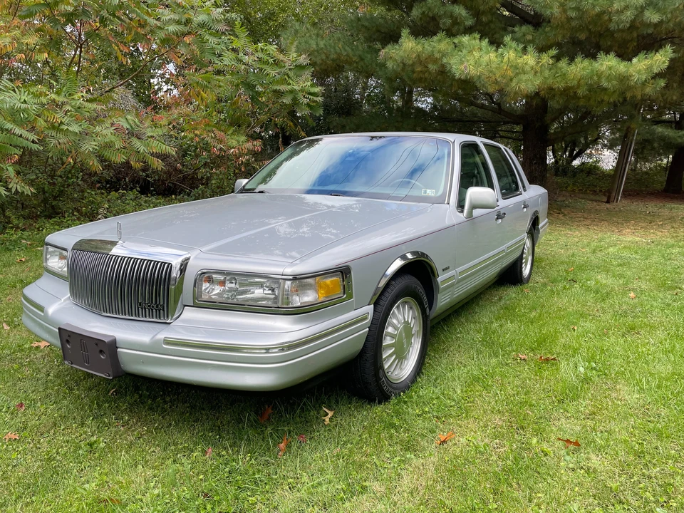 1997 Lincoln Town Car - Image 7 of 31