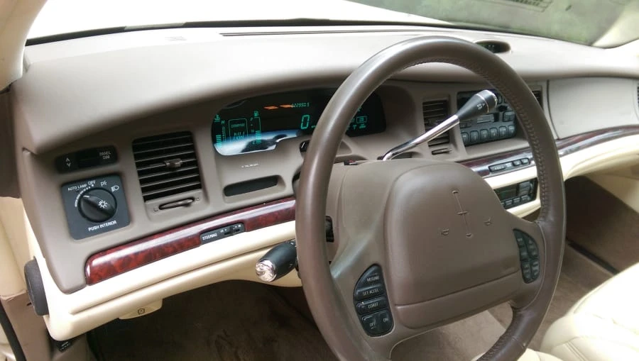 1997 Lincoln Town Car - Image 6 of 12