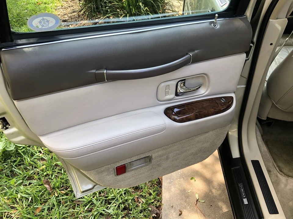 1997 Lincoln Town Car - Image 6 of 10