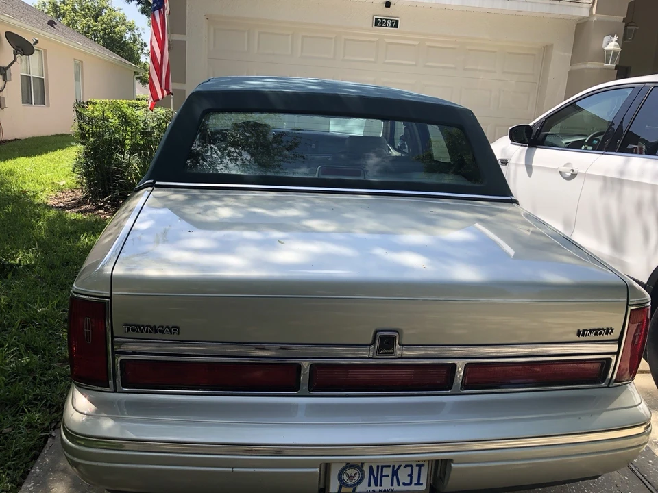 1997 Lincoln Town Car - Image 4 of 10