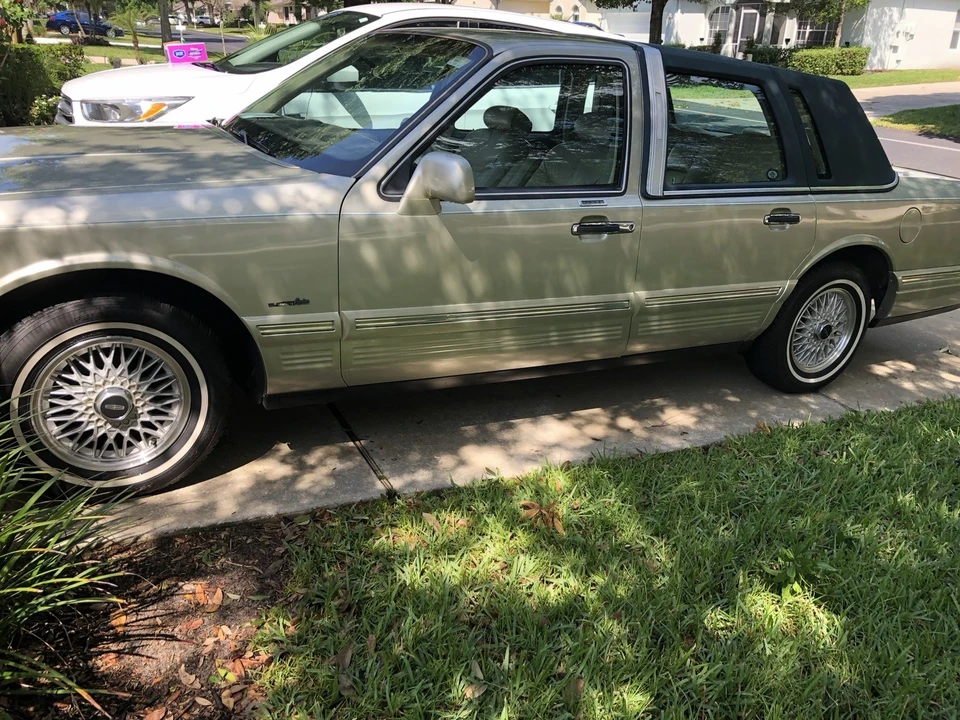 1997 Lincoln Town Car - Image 2 of 10