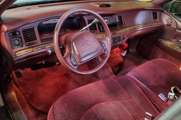 1997 Lincoln Town Car - Image 6 of 8