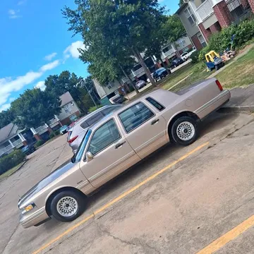 1997 Lincoln Town Car Executive Sedan 4D