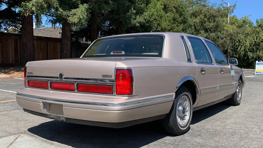 1997 Lincoln Town Car - Image 3 of 31