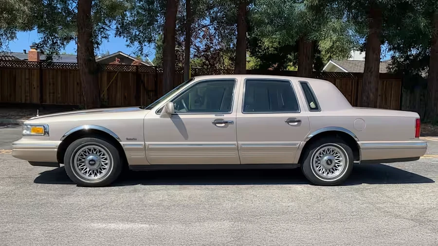 1997 Lincoln Town Car - Image 8 of 31