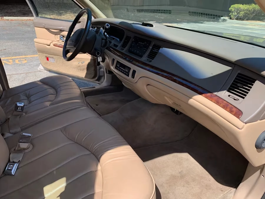 1997 Lincoln Town Car - Image 17 of 31
