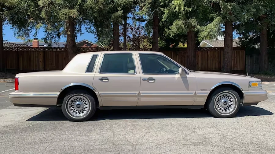 1997 Lincoln Town Car - Image 2 of 31