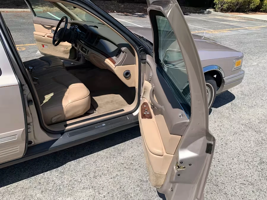 1997 Lincoln Town Car - Image 19 of 31