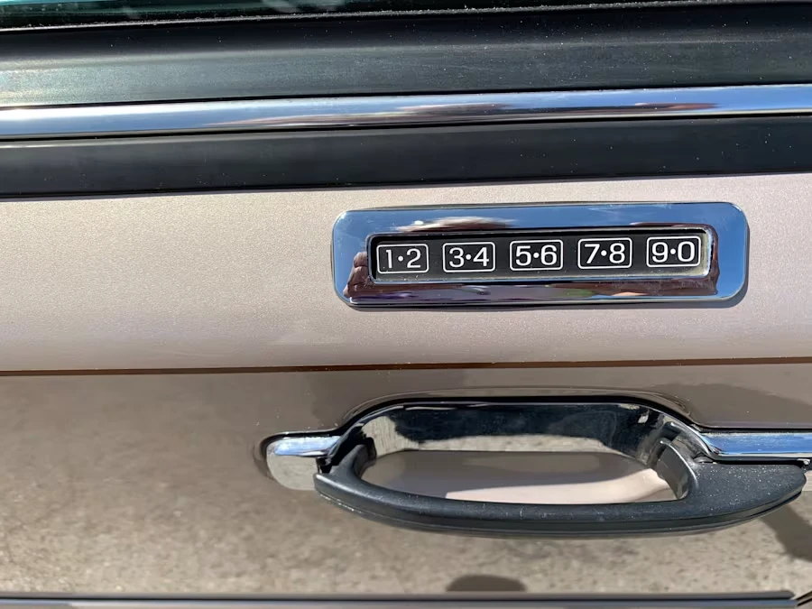 1997 Lincoln Town Car - Image 9 of 31